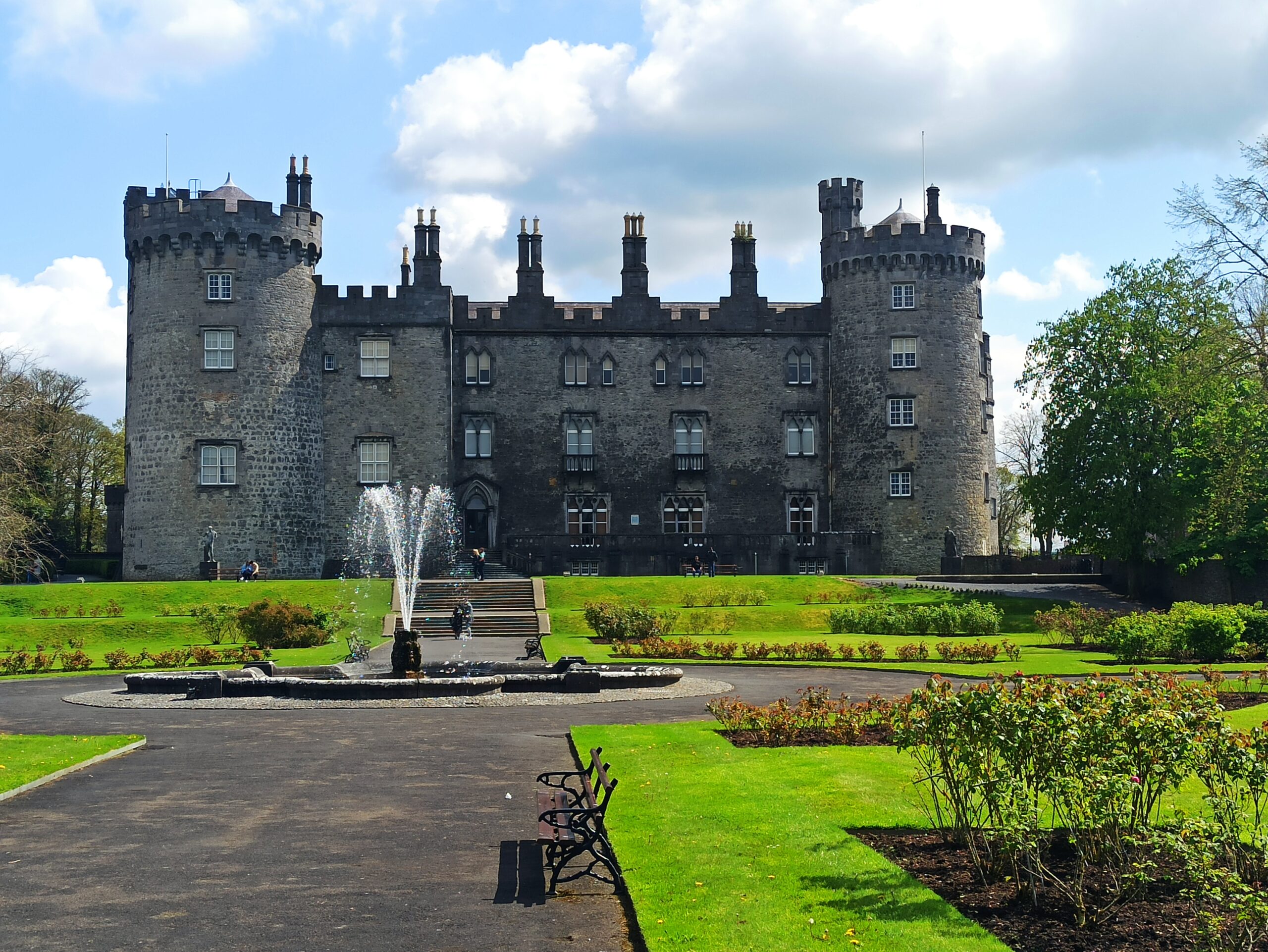 Saftiges Grün und urige Kirchen: Ein Tag in Kilkenny